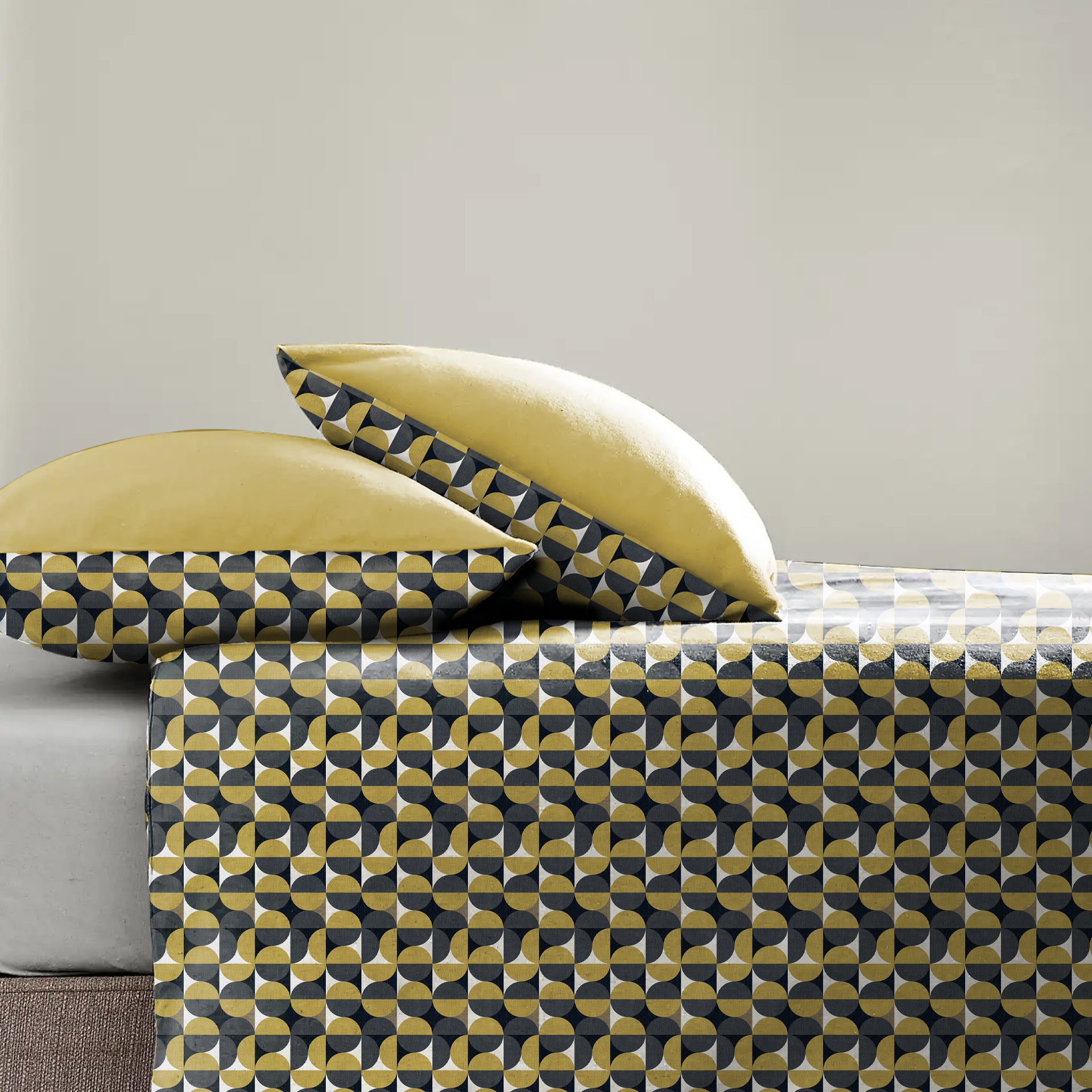 Illusion Circle Bedsheet for Double Bed with 2 PillowCovers King Size (104" X 90") Yellow/Black