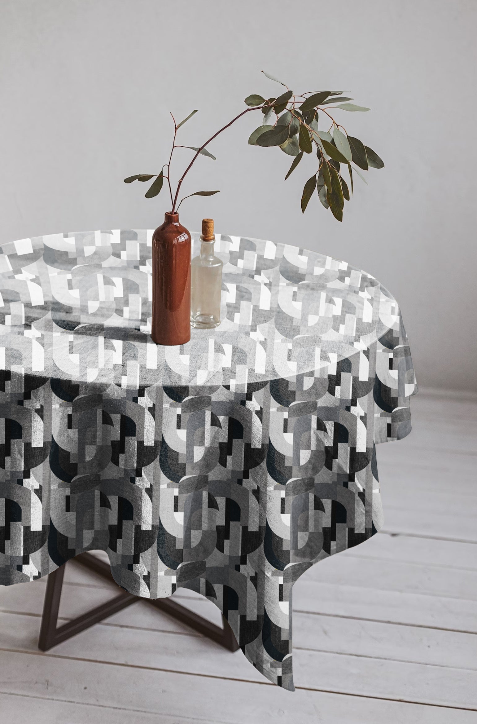 ILLUSION CURVES BLACK/GREY TABLE CLOTH