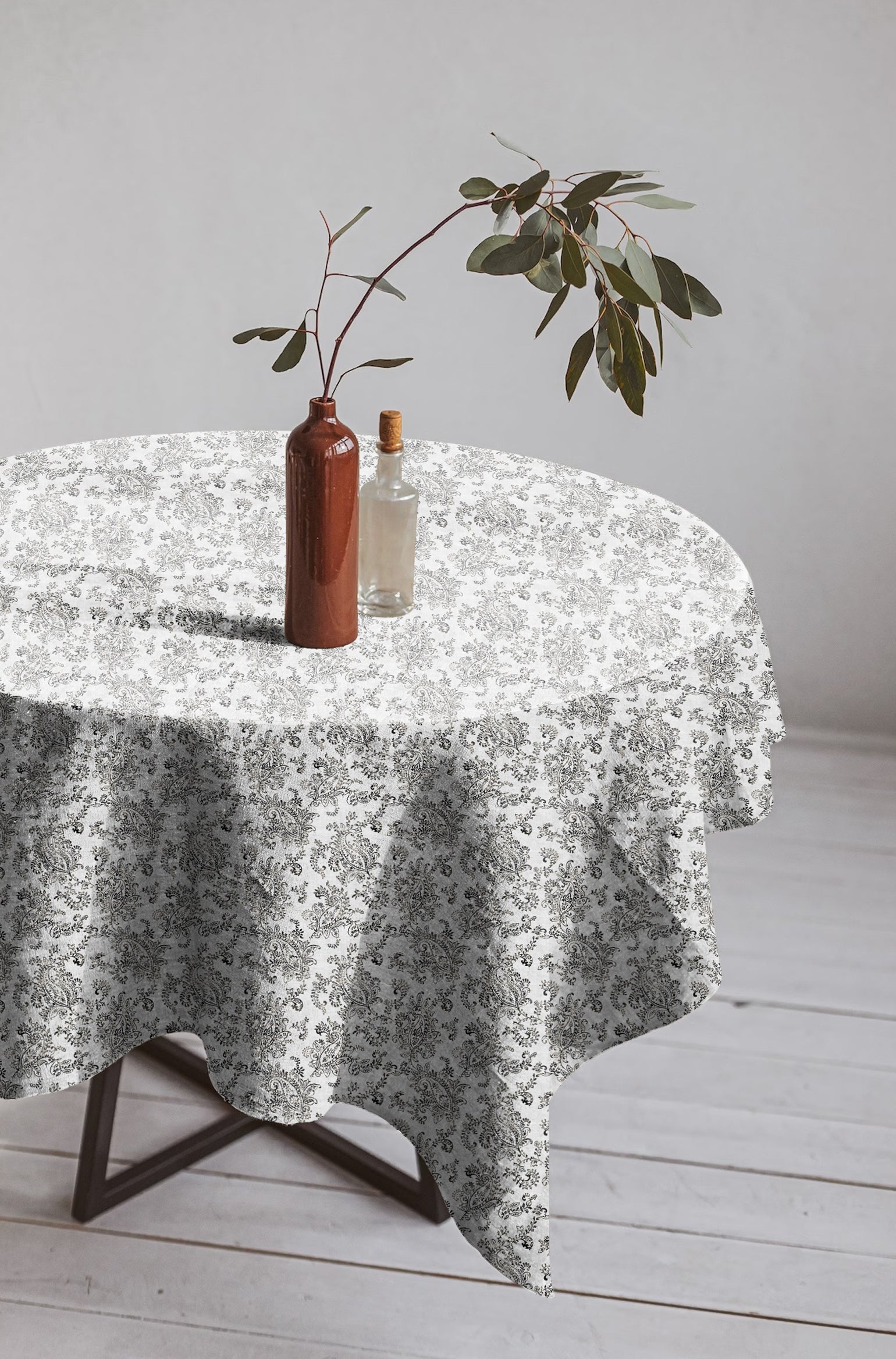 JODHPUR FLOWER WHITE/BLACK TABLE CLOTH