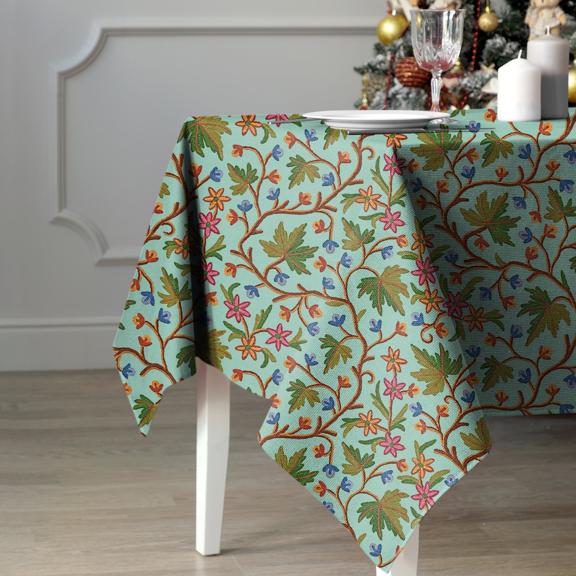 VAROSKI KASHMIRI GREEN 6 SEATER TABLE CLOTH