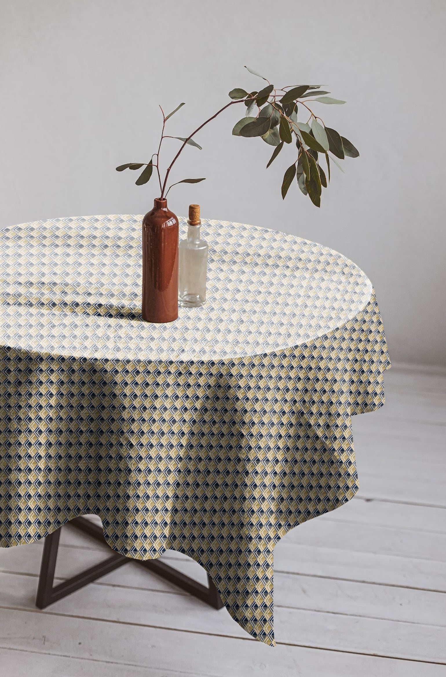 ILLUSION MULTI TRIANGLE 6 SEATER TABLE CLOTH YELLOW/BLACK