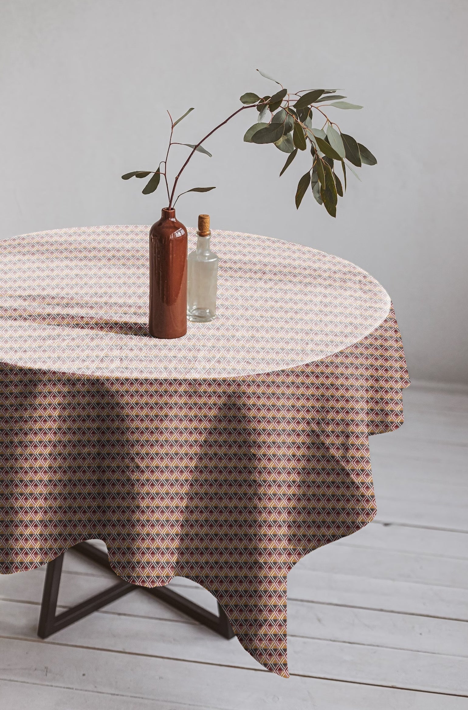 ILLUSION MULTI TRIANGLE 6 SEATER TABLE CLOTH CAMEL/BLACK