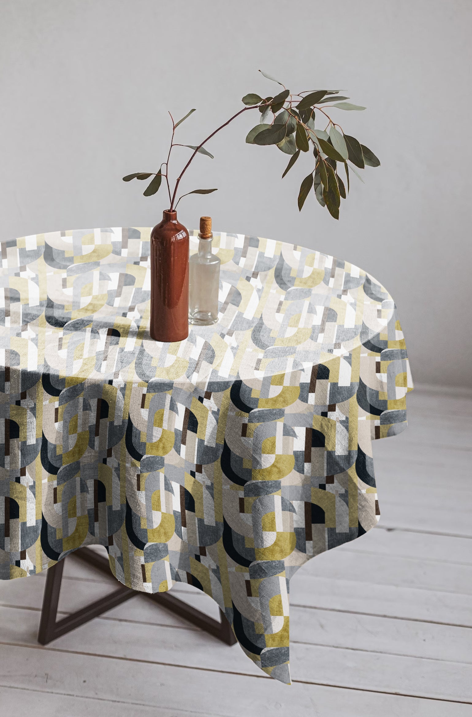 ILLUSION CURVES 6 SEATER TABLE CLOTH YELLOW/GREY