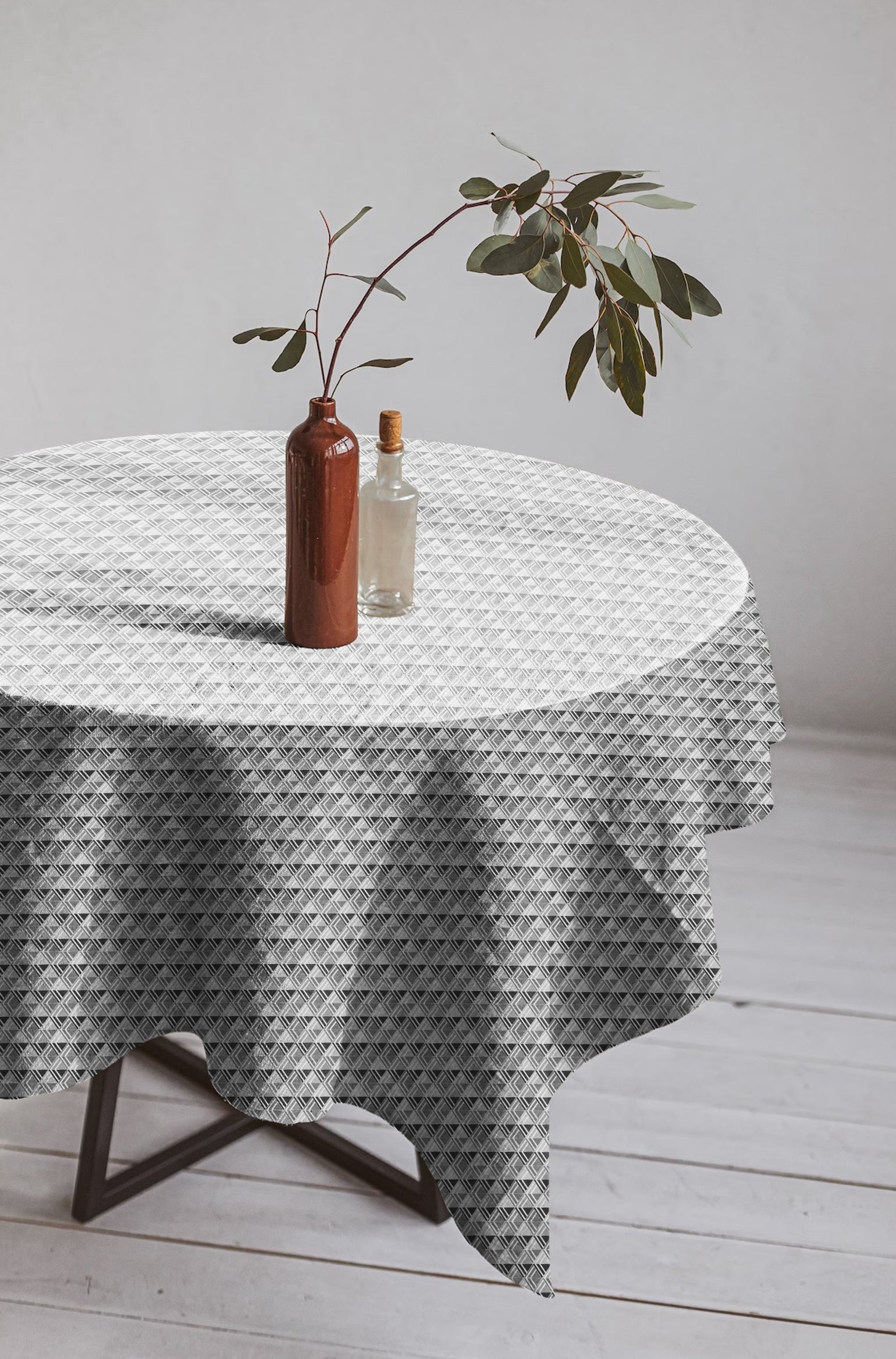 ILLUSION MULTI TRIANGLE 6 SEATER TABLE CLOTH BLACK/GREY