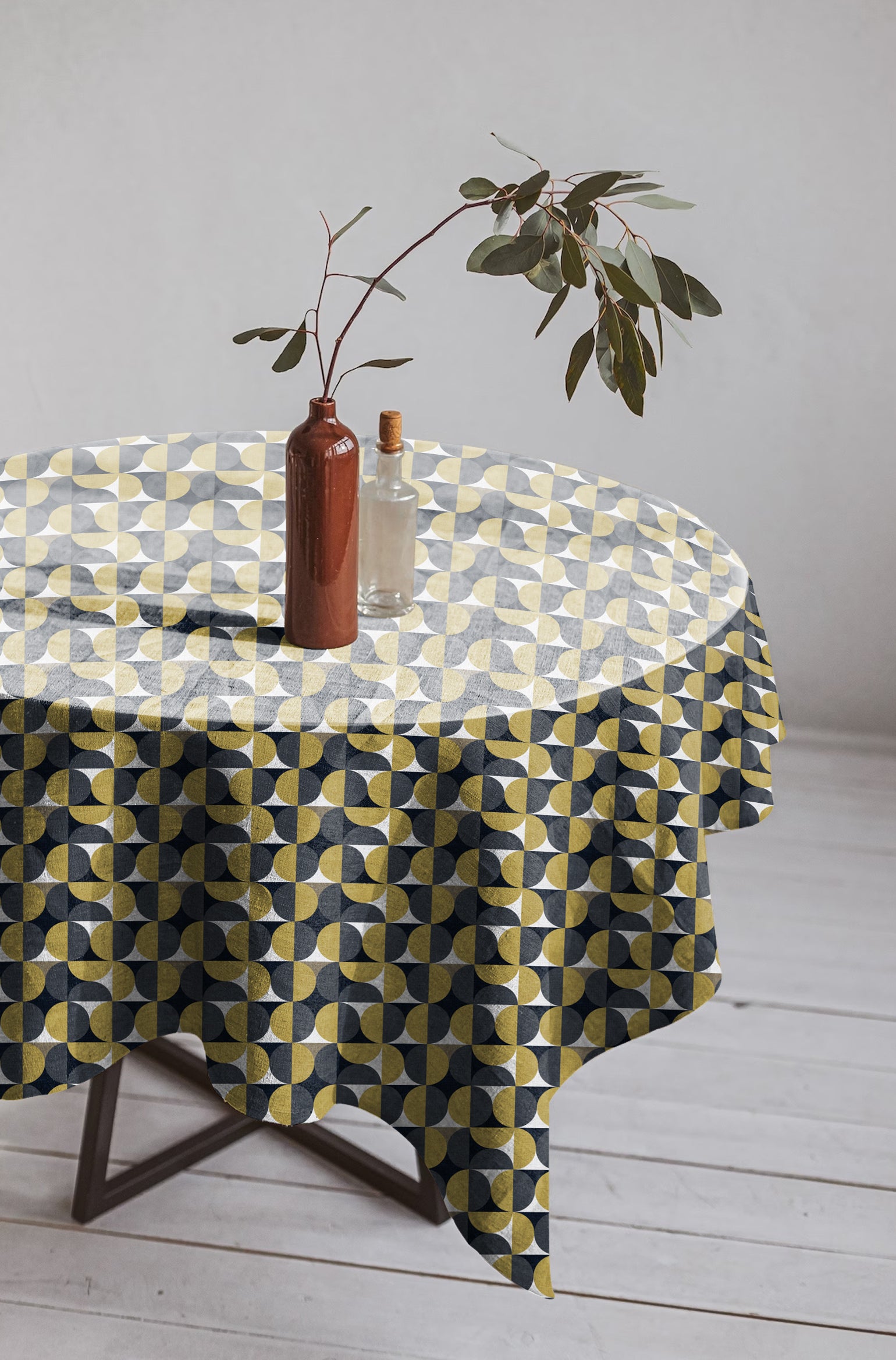 ILLUSION CIRCLE 6 SEATER TABLE CLOTH YELLOW/BLACK